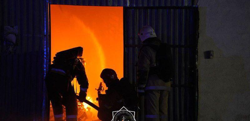 Пожар площадью почти 2000 кв. м вспыхнул на складе в Алматы 