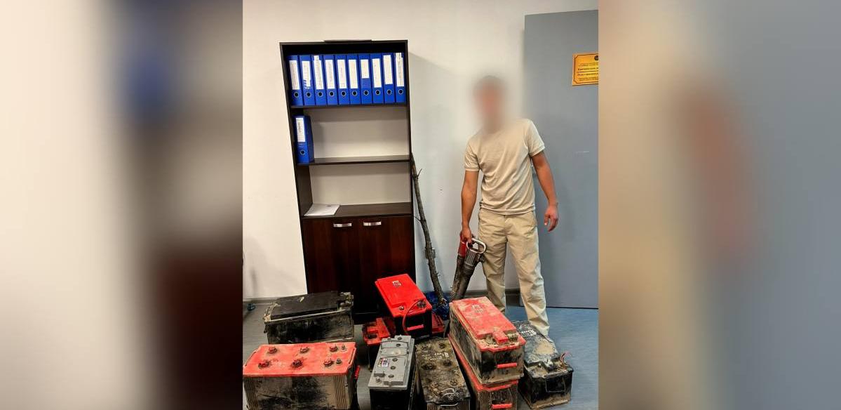 12 аккумуляторов за одну ночь снял вор с грузовиков в Астане