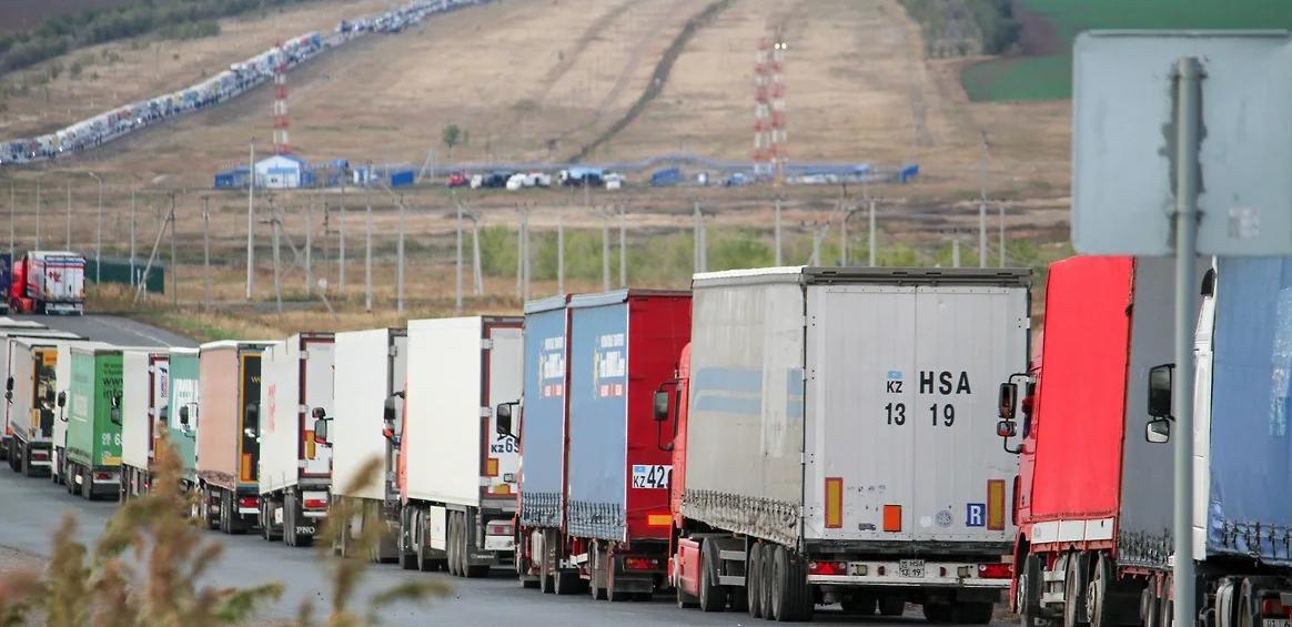 На границе РФ и Казахстана образовались огромные очереди 
