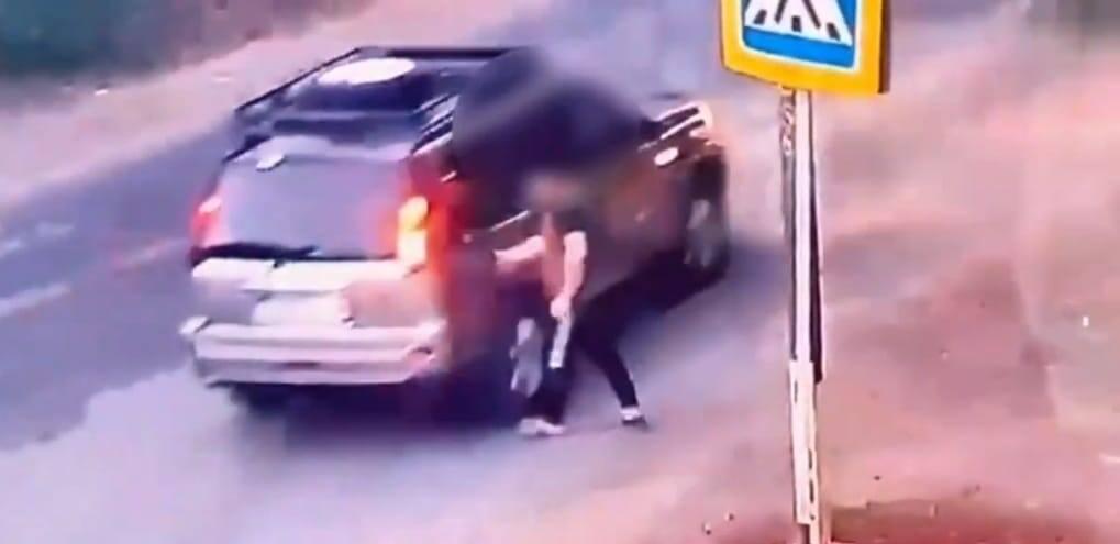 Мужчина бросался на автомобили ради денег в Актобе  