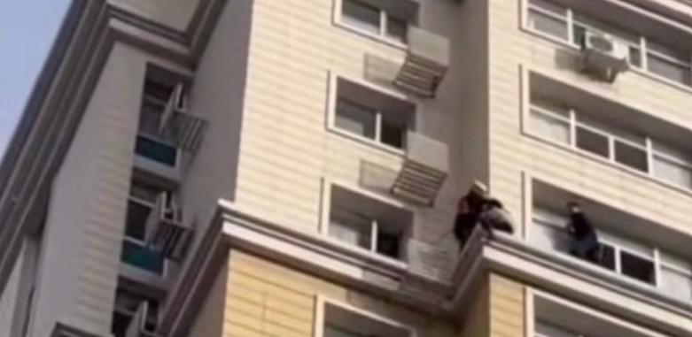Спасатели не дали казахстанке спрыгнуть с 15 этажа 