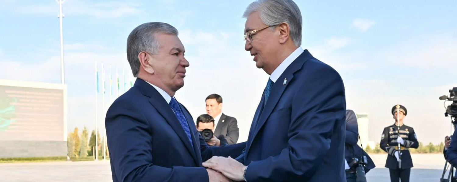 Мирзиёев лично встретил Токаева в аэропорту Ташкента