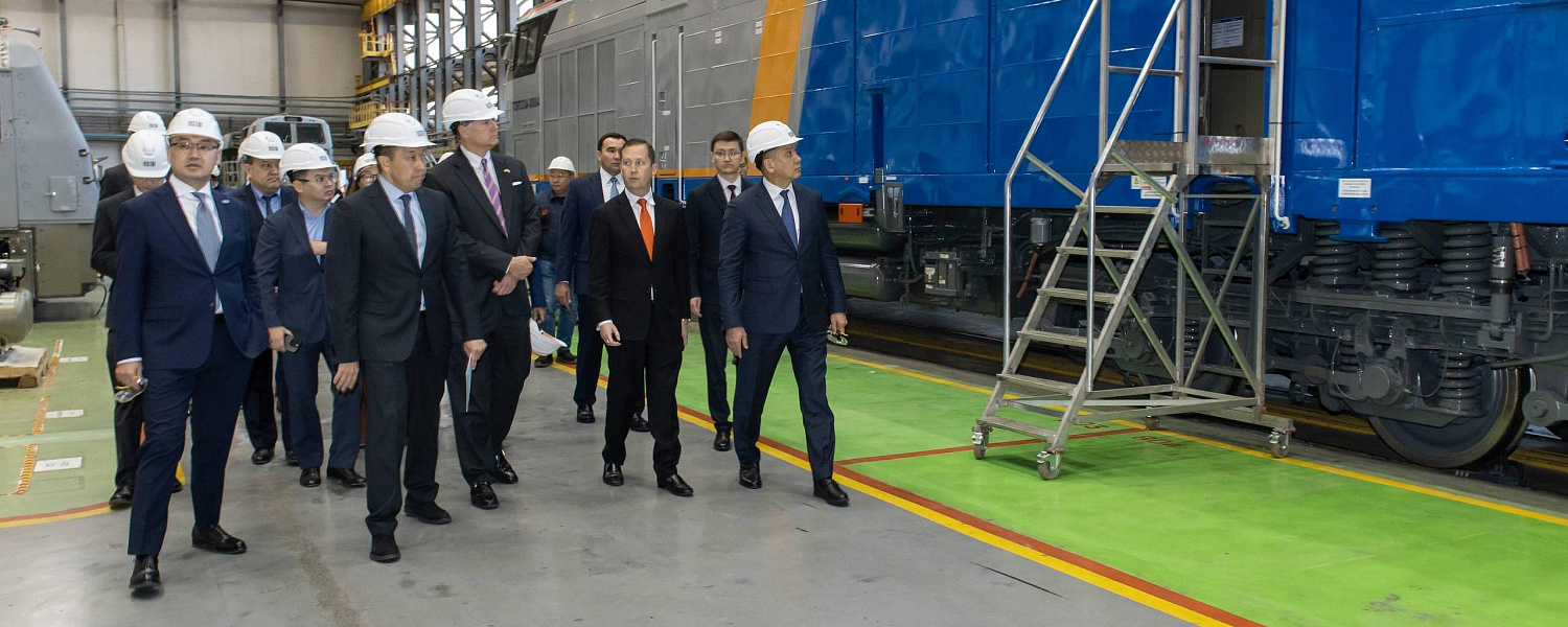 Спецпосланник Трампа посетил вагонный завод в Астане 