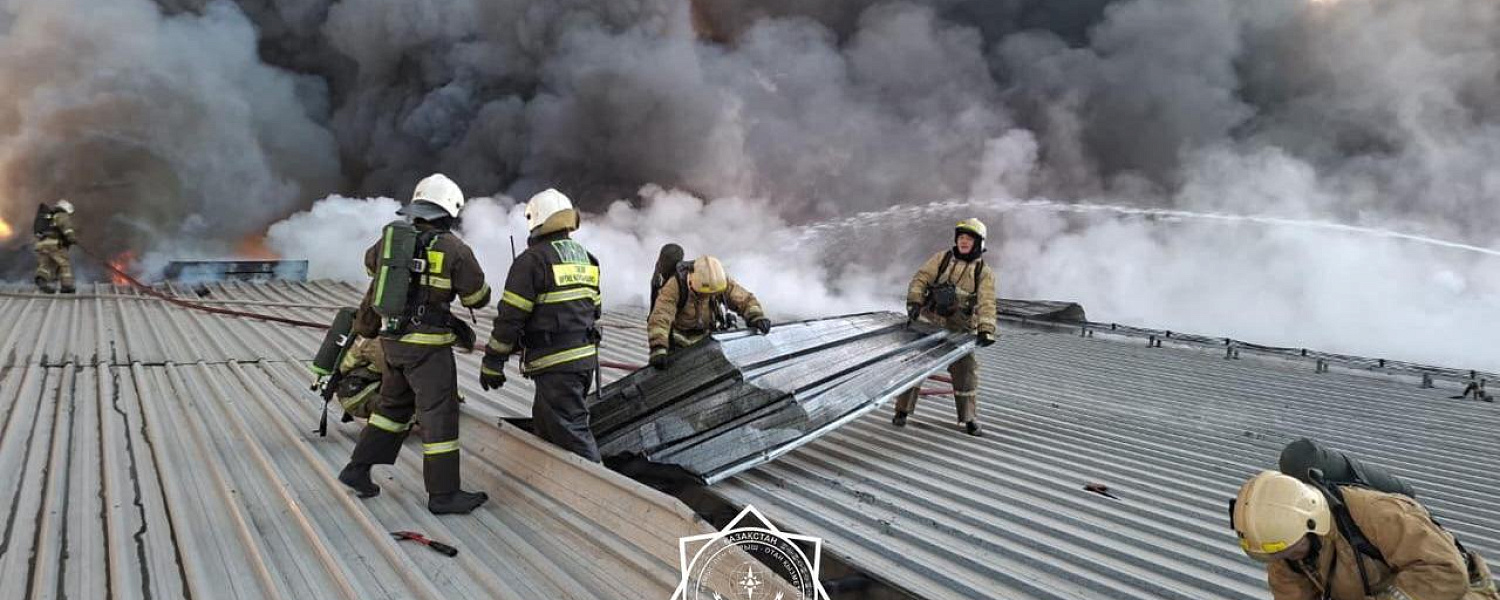 80 человек тушат крупный пожар в Алматы 