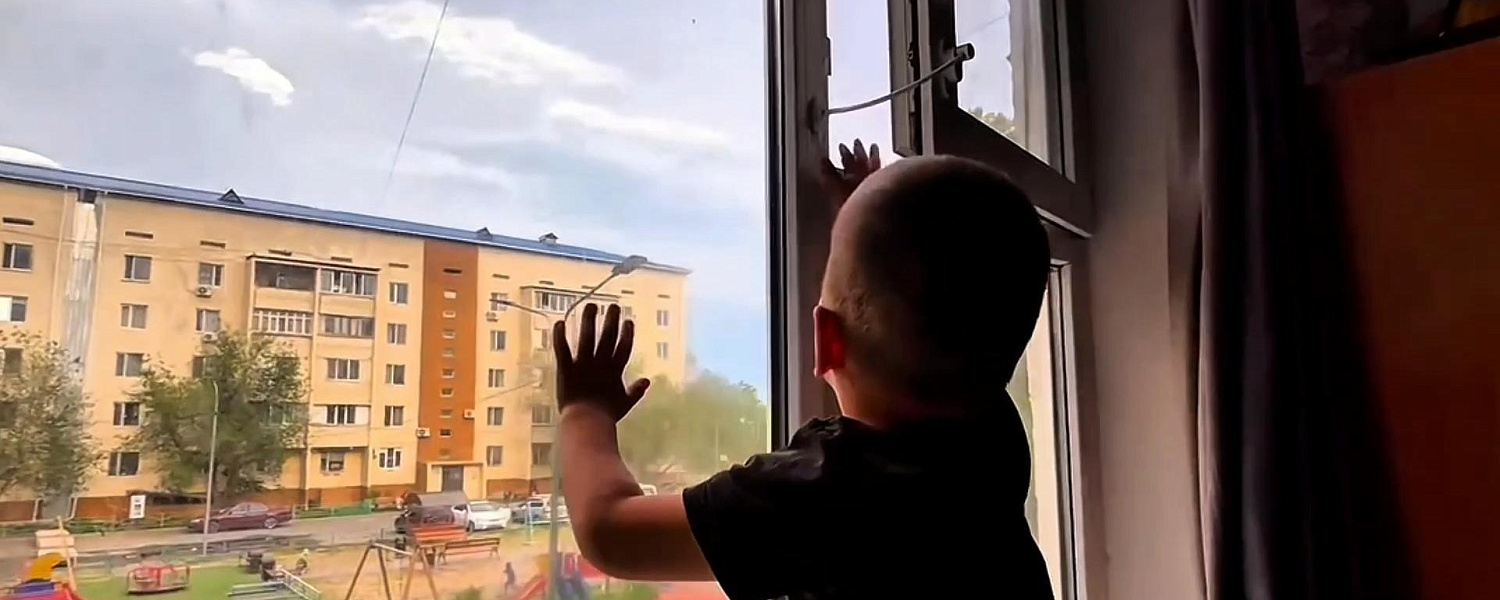 Спасатели Казахстана бьют тревогу: 60 детей выпали из окон с начала года