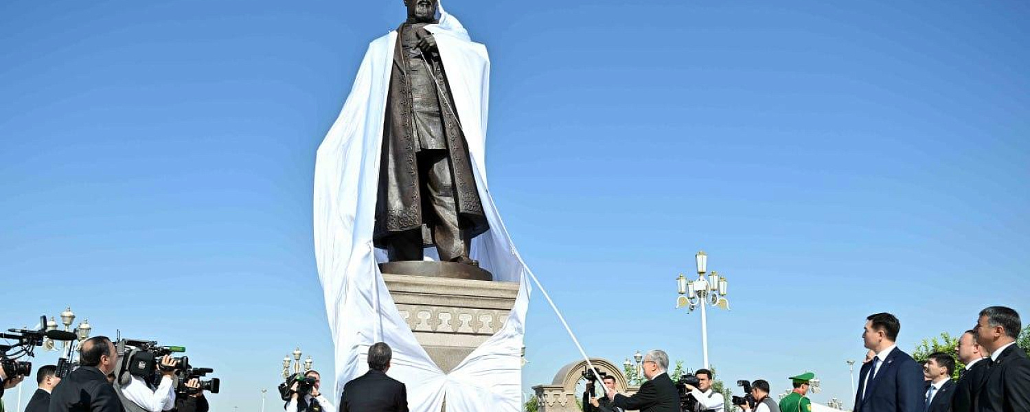 Касым-Жомарт Токаев и Гурбангулы Бердымухамедов открыли памятник Абаю в Ашхабаде