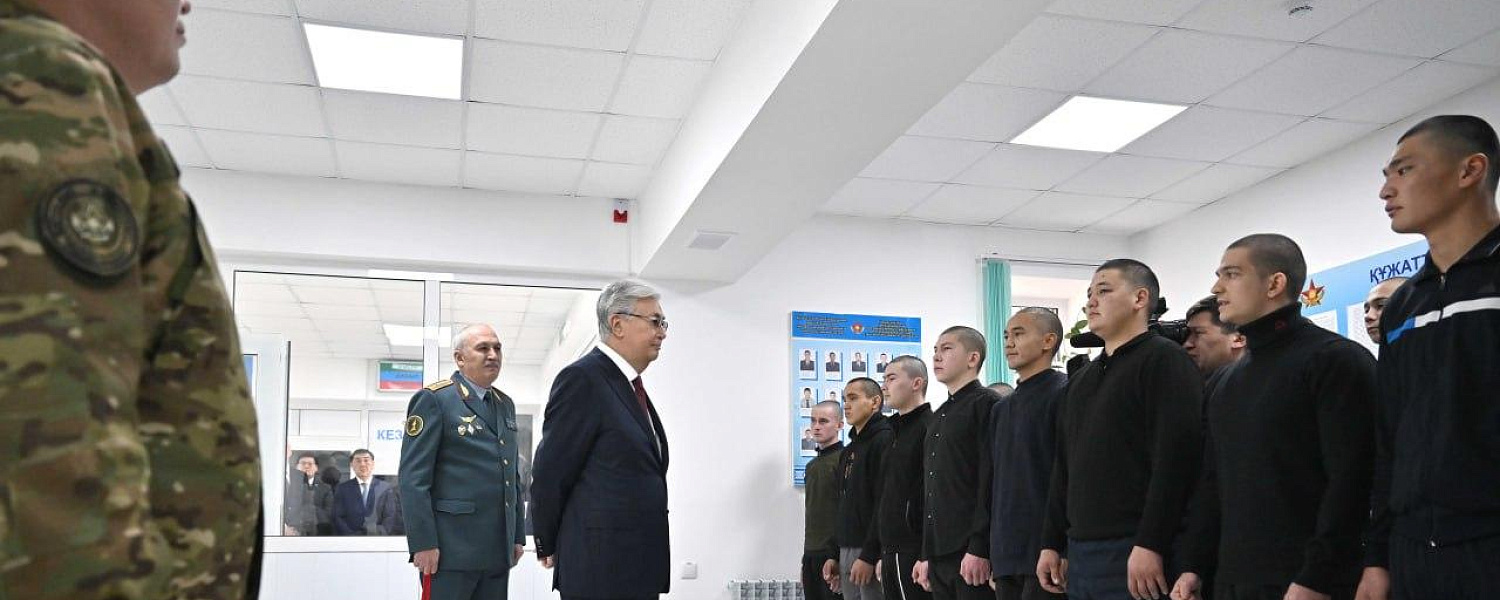 Токаев побеседовал с призывниками