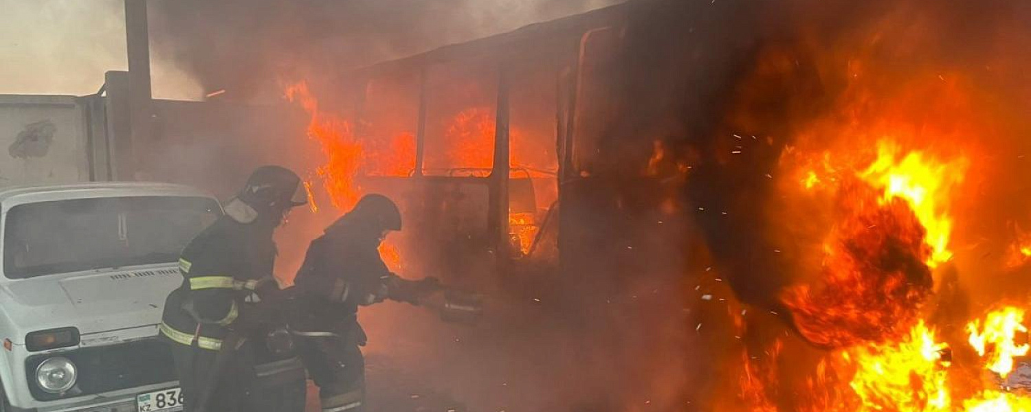 В Уральске водитель горящего автобуса получил ожоги