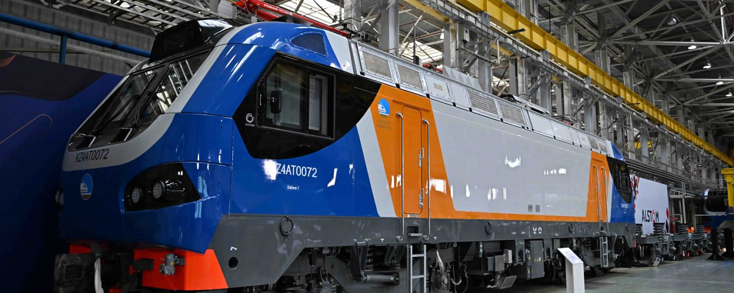Токаев посетил завод по производству электровозов