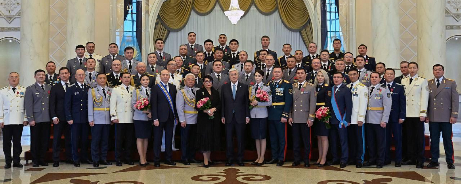 Токаев вручил госнаграды и присвоил звания силовикам
