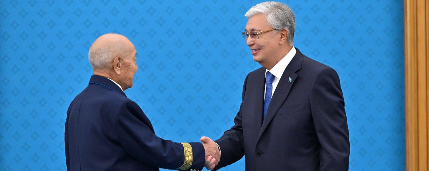 Токаев наградил работников транспорта