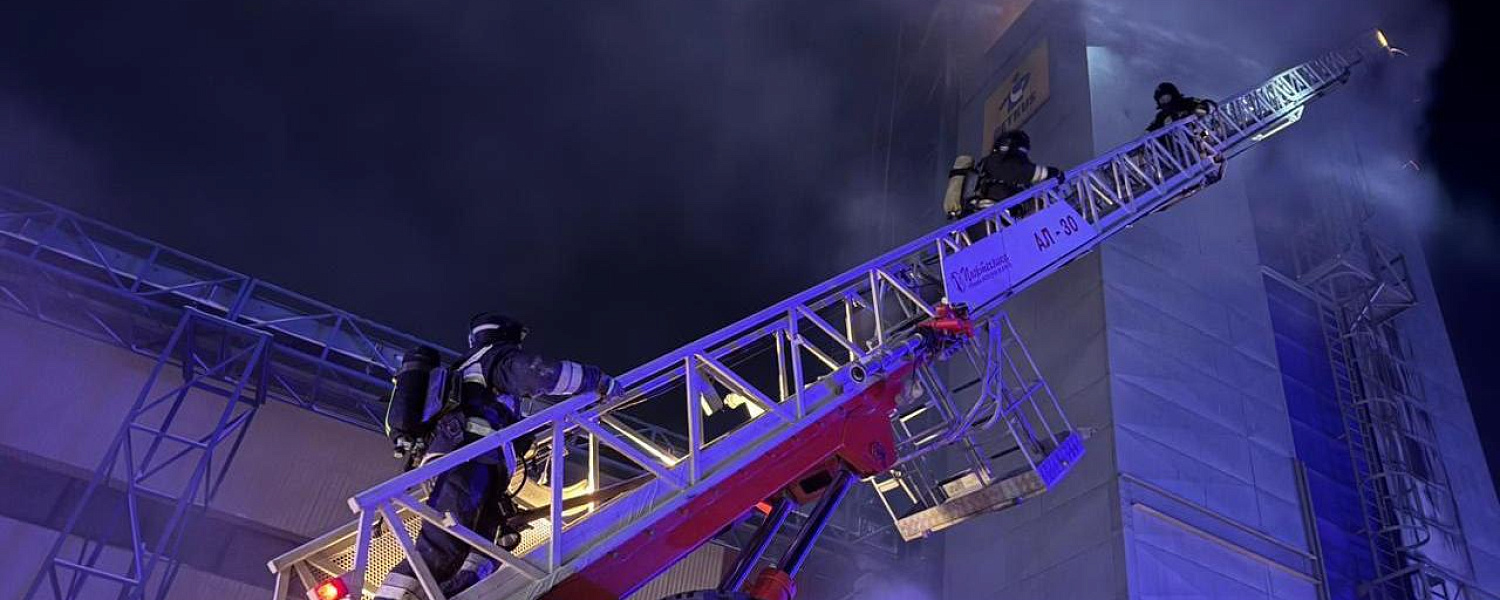 Спасатели в экстремальный мороз тушили пожар в Петропавловске