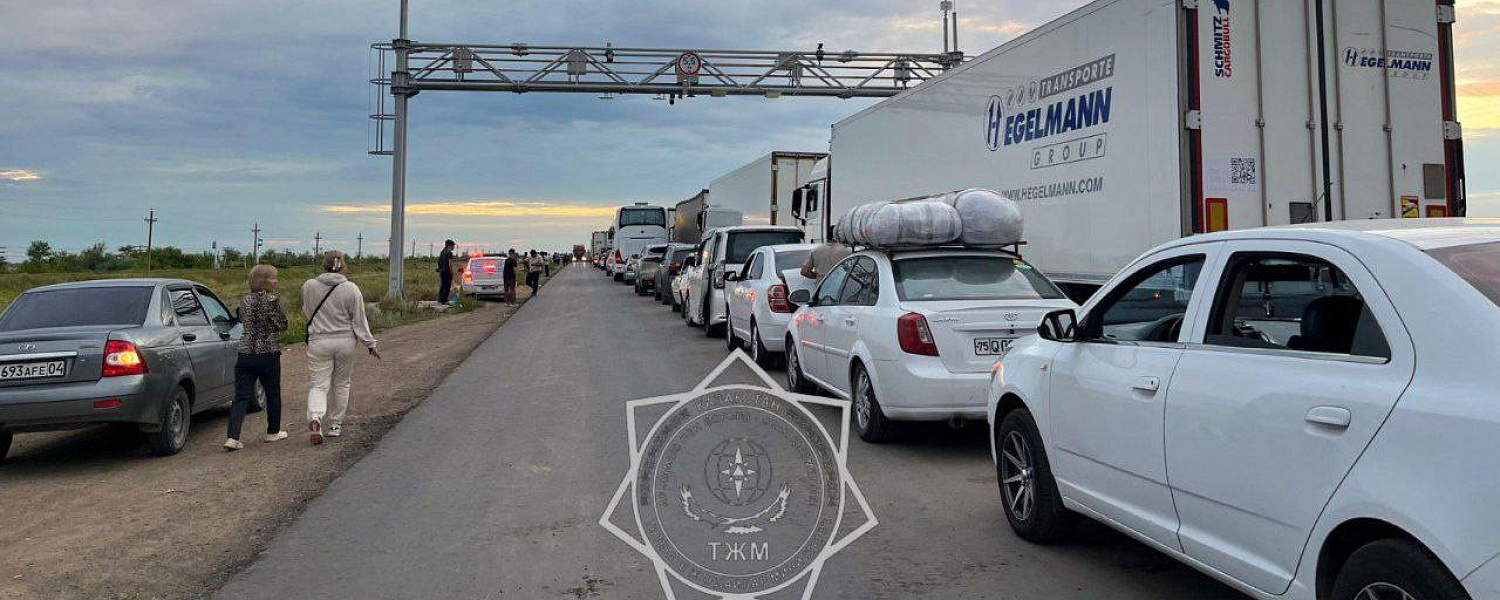 Застрявшим водителям на границе Казахстана помогают спасатели