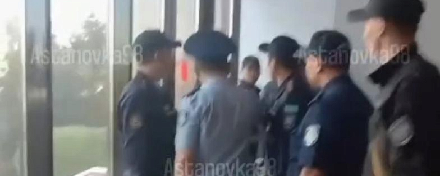 Неизвестный пытался поджечь Дом министерств в Астане
