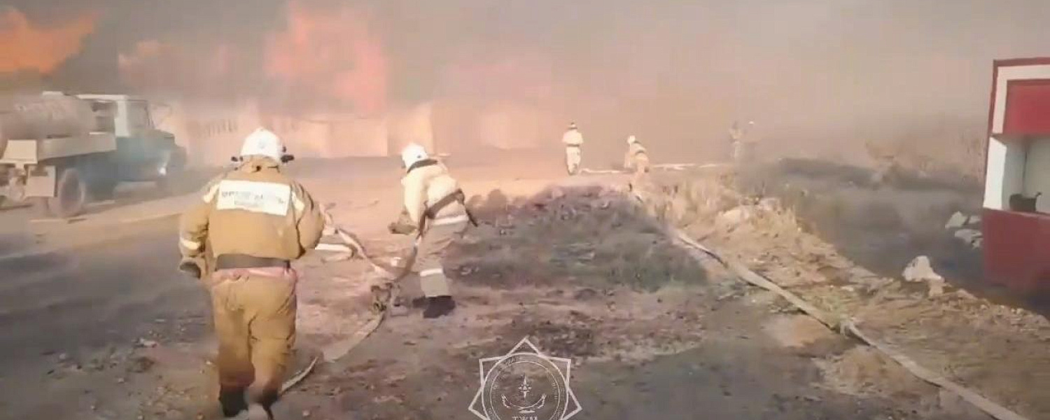 В Акмолинской области пожар охватил зернохранилище на 900 кв.м.