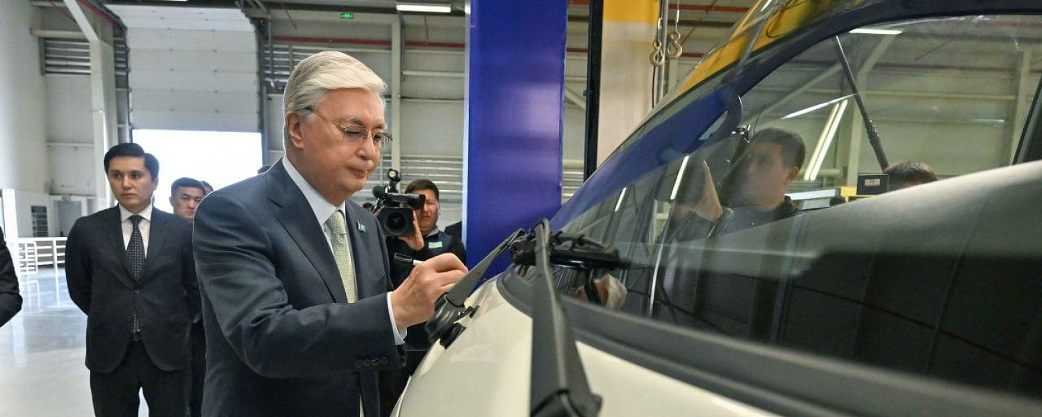 Токаев посетил завод по выпуску спецехники KIA в Астане