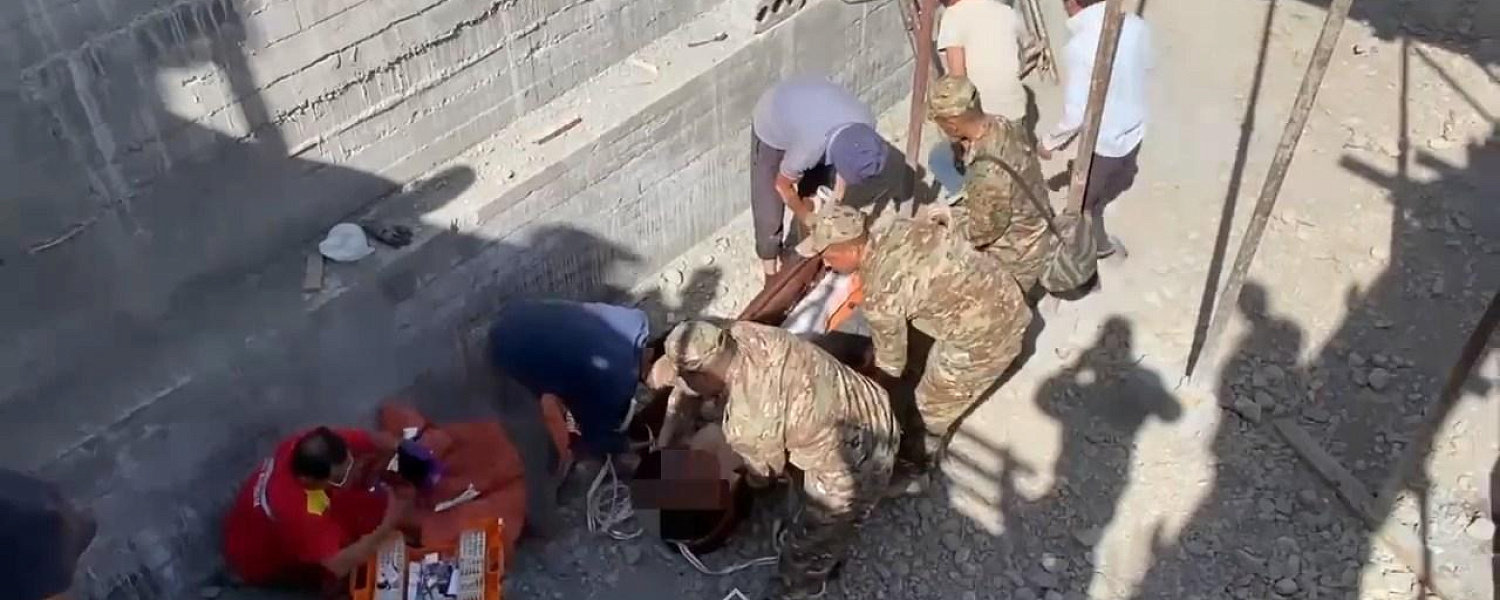 Мужчина упал в четырехметровый котлован в Туркестанской области
