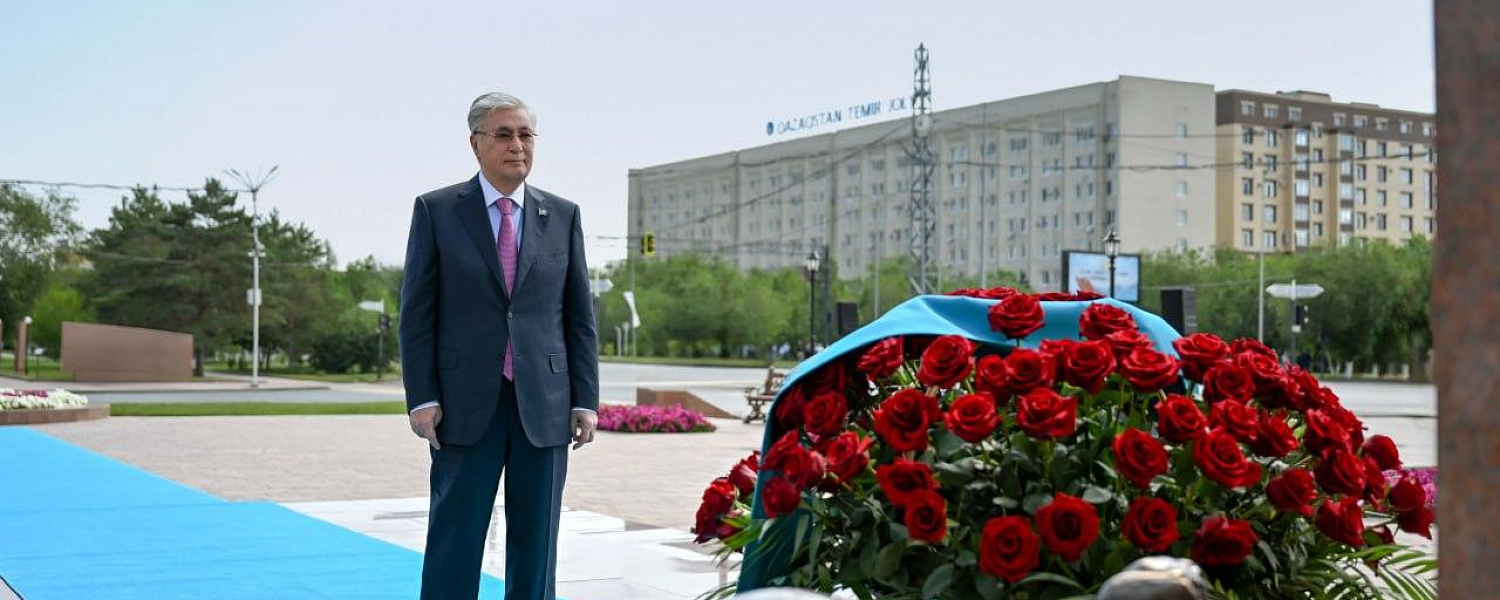 Токаев возложил цветы к мемориалу Алии Молдагуловой в Актобе