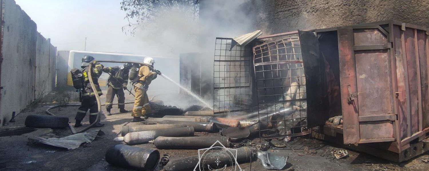 Пожарные вынесли 20 газовых баллонов из огня в Темиртау