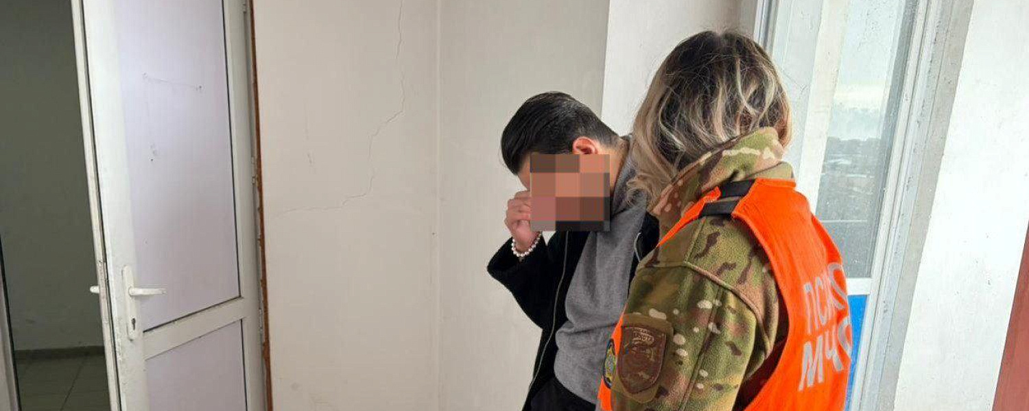 В Семее спасли мужчину с балкона 12-го этажа в последний момент
