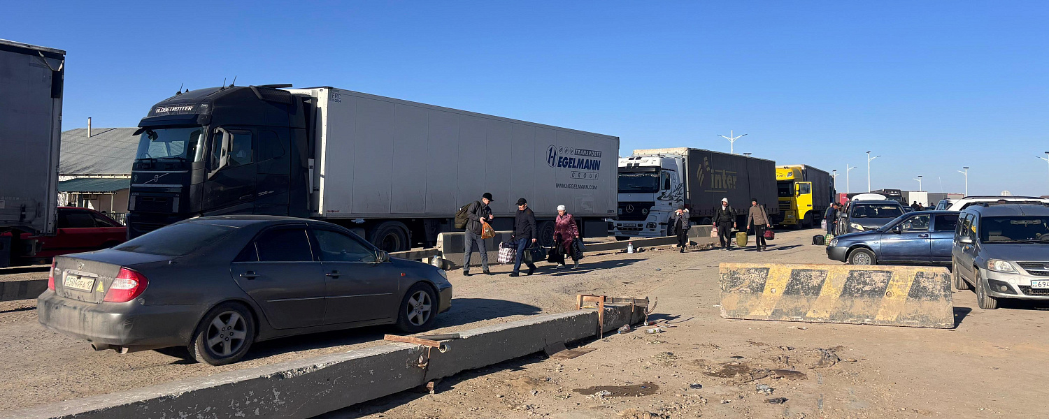 На таможенном посту Тажен в Мангистау скопилось более 400 грузовых авто