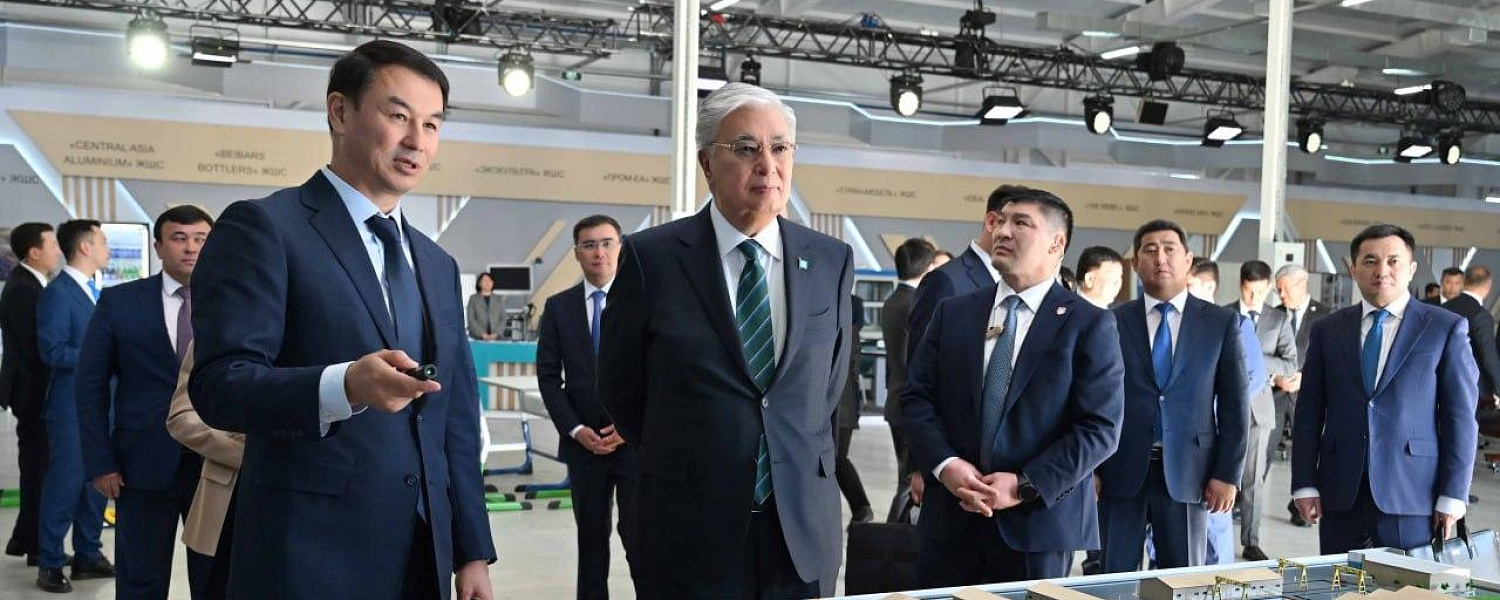 Токаев ознакомился с предприятиями индустриального парка SPK TURKISTAN