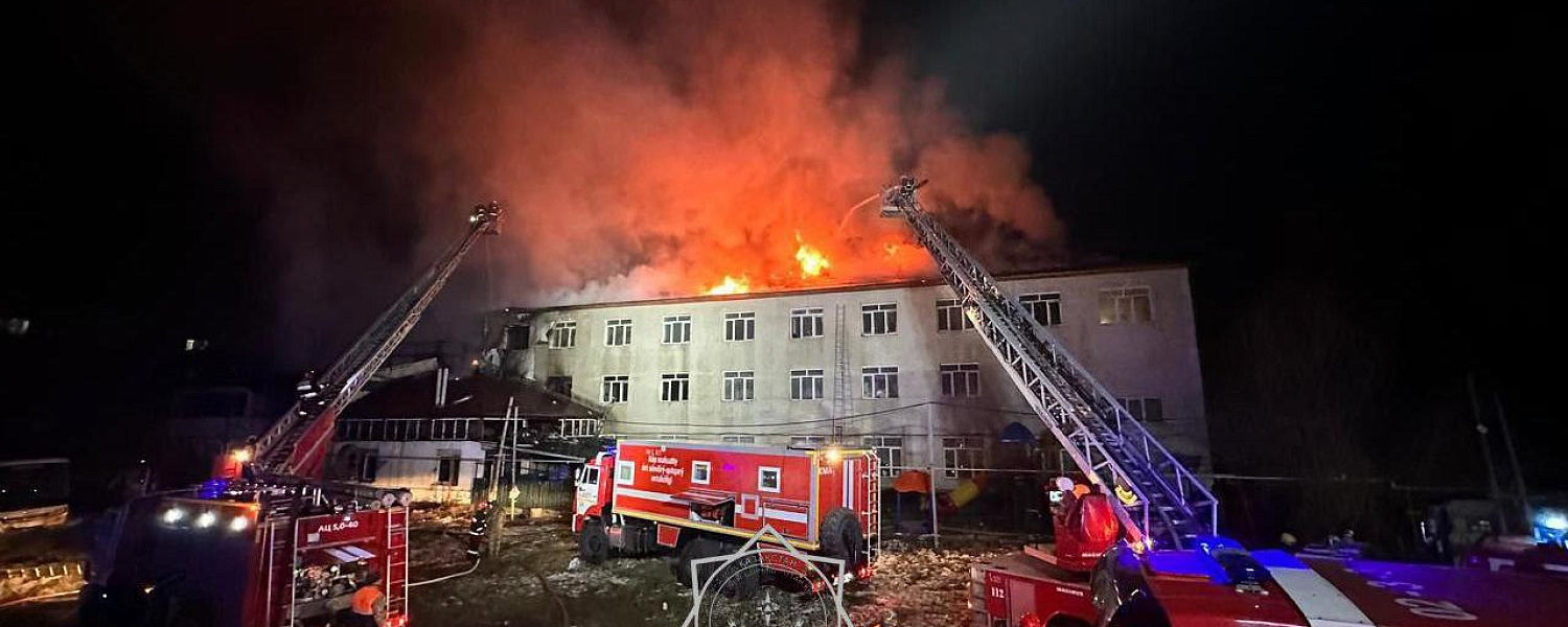 Крупный пожар тушат на территории детского дома в Алматы