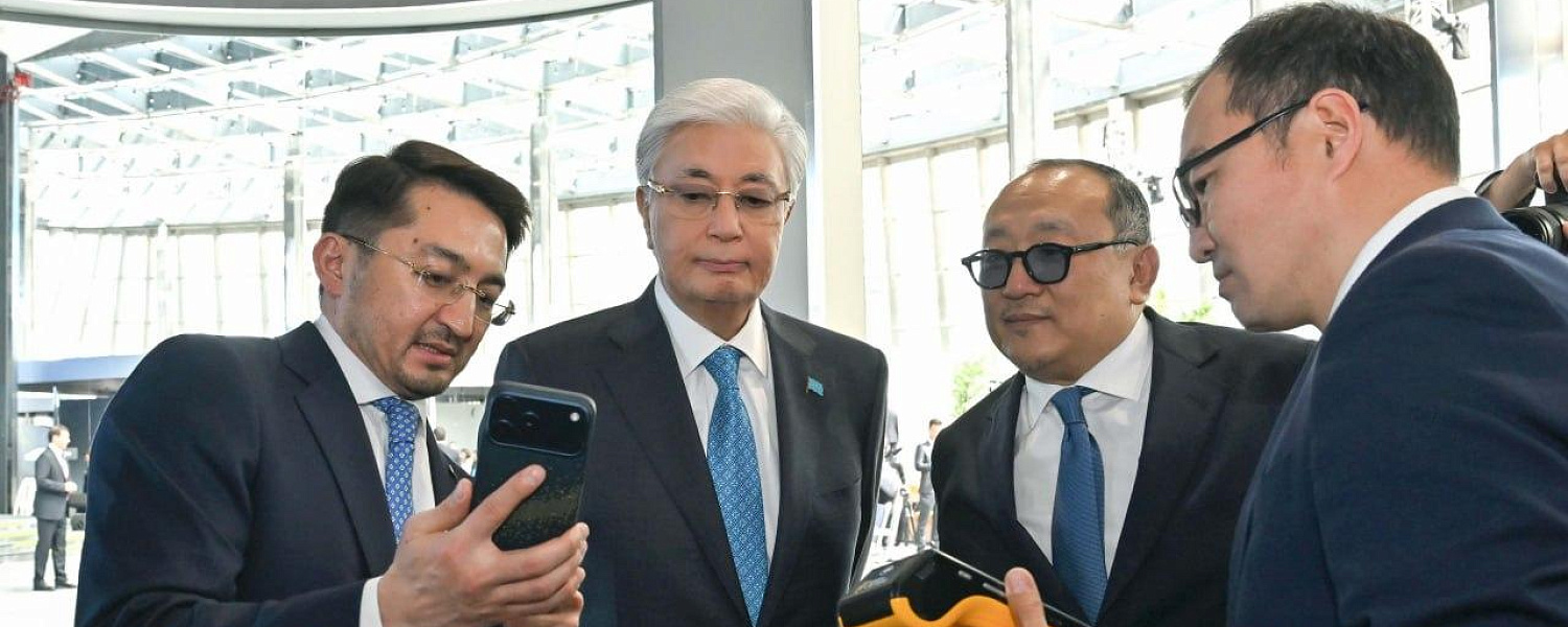 Токаеву показали первый в Казахстане платеж криптовалютой 