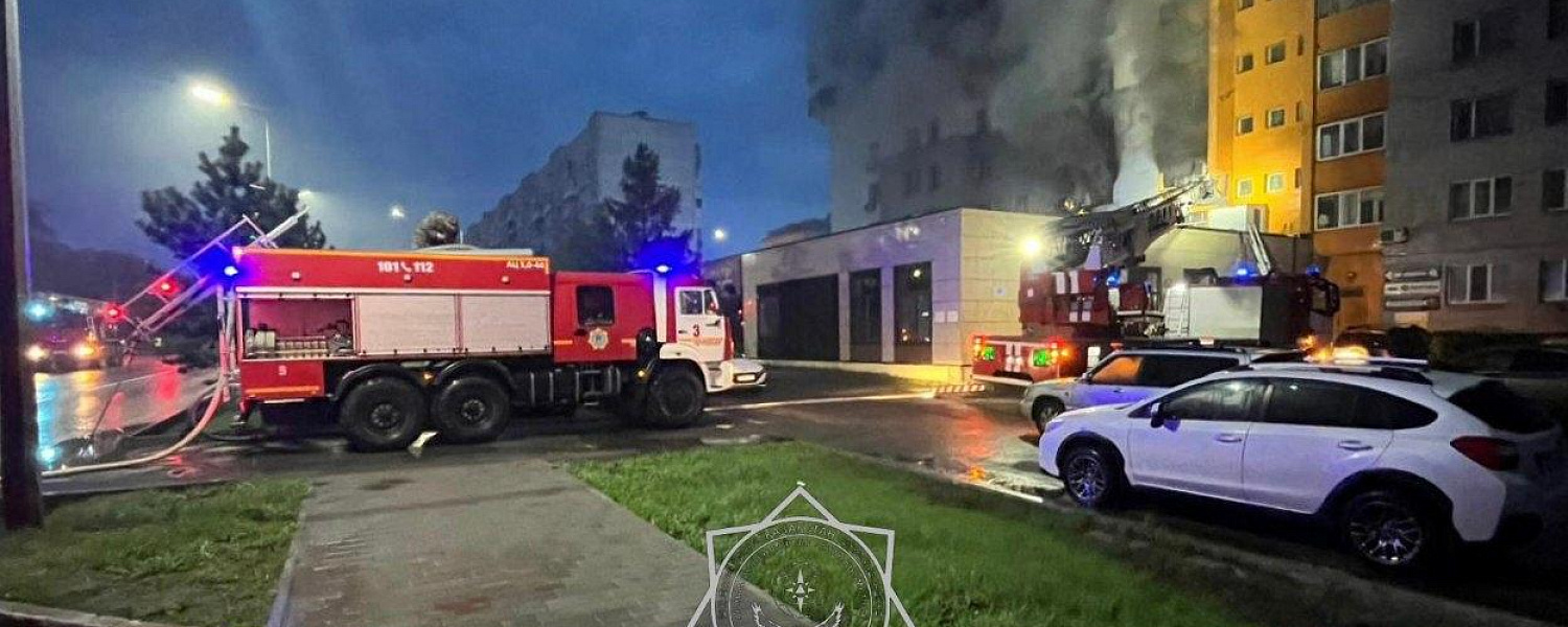 Из многоэтажки в Петропавловке эвакуировали 42 человека из-за пожара
