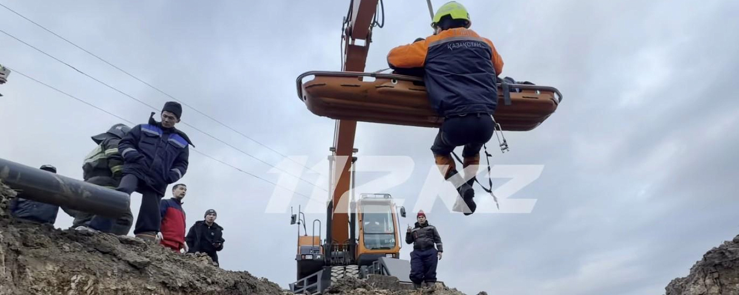 Спасатели достали человека из трехметровой траншеи