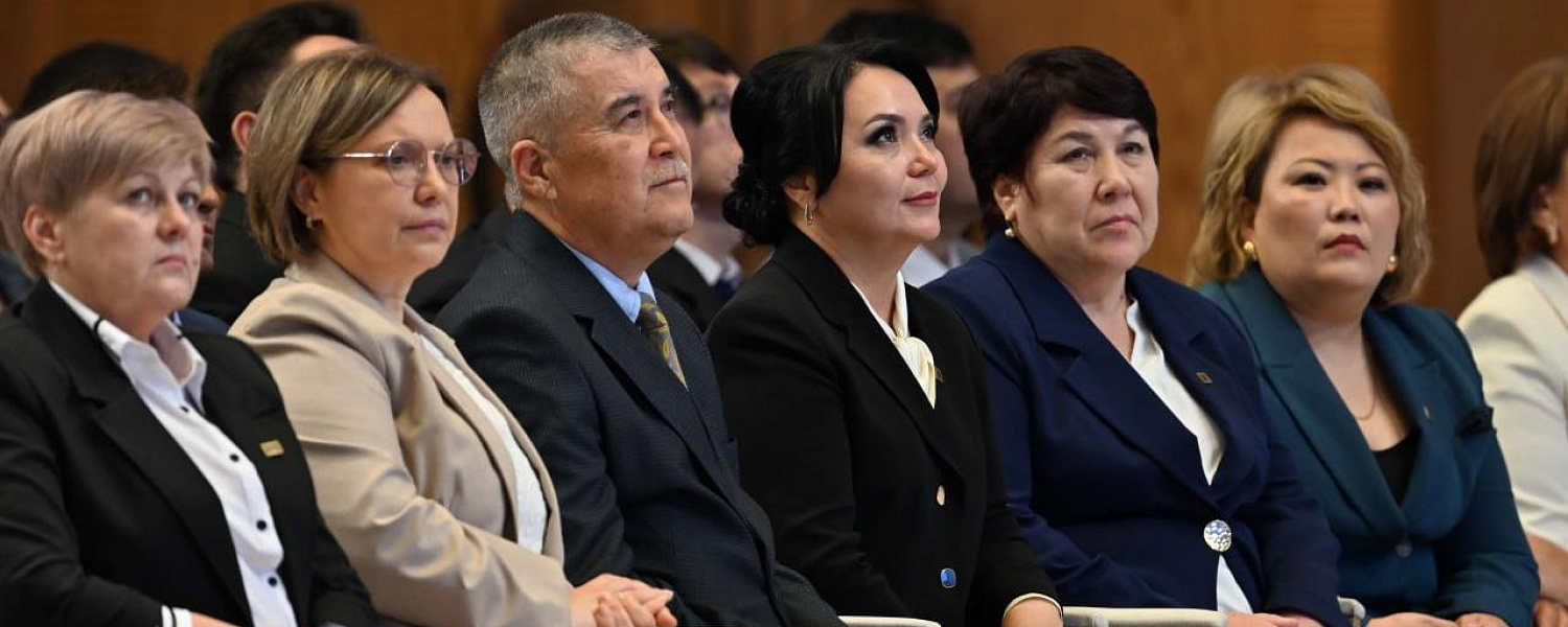 Токаев предложил внести поправки в закон для защиты прав учителей