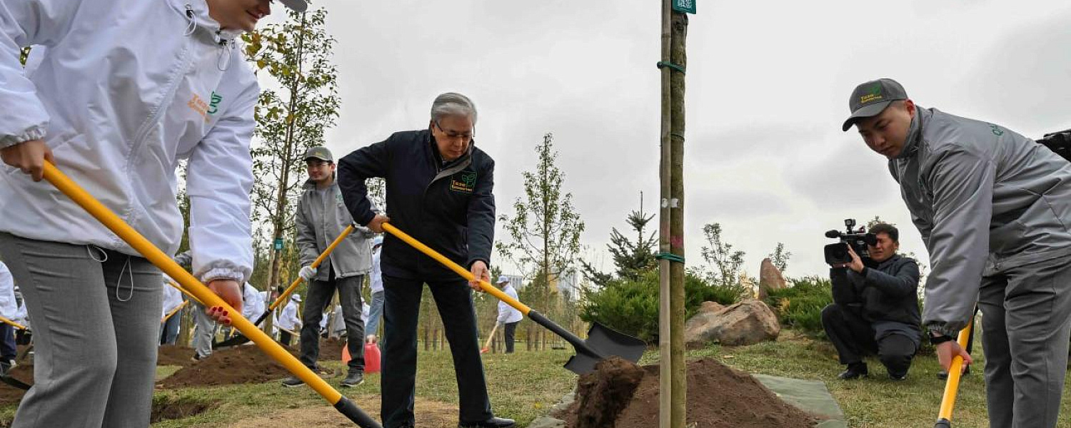 Токаев посадил дерево в Астане