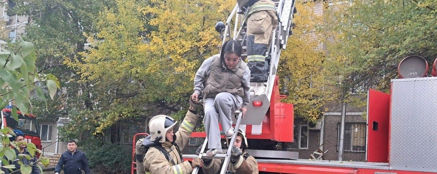 Жильцов с верхних этажей эвакуировали при помощи автолестницы в Шымкенте