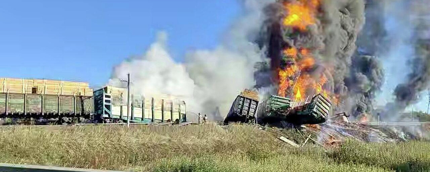 18 вагонов с бензином сошли с рельс в России