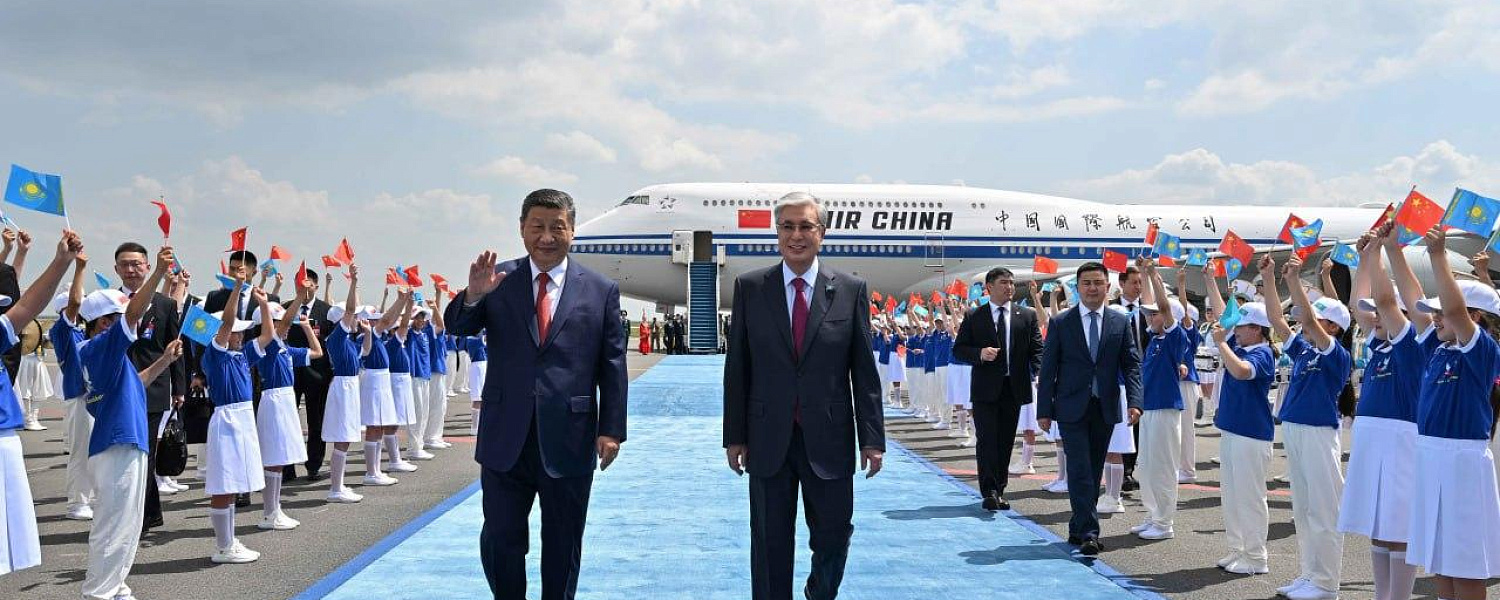 Си Цзиньпин прилетел в Казахстан